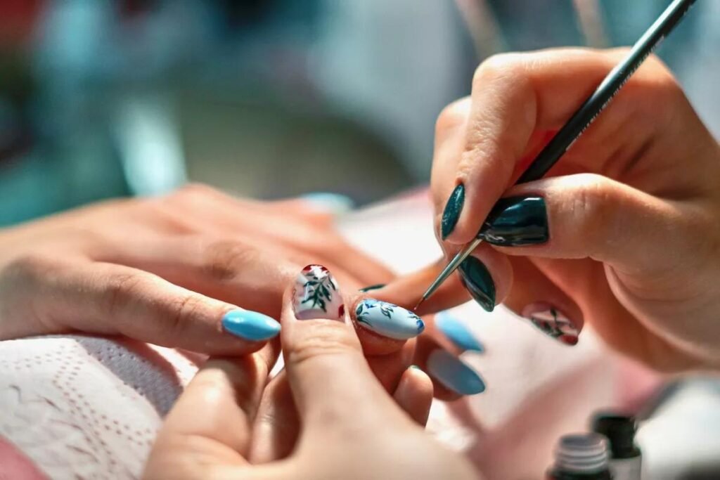 Emprendedora del sector de la belleza trabajando en su propio negocio